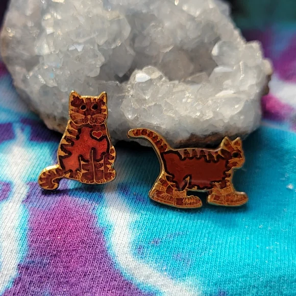 2 small vintage enamel pins with cute Kliban style cats. - Picture 4 of 4